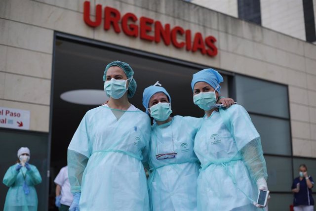 Personal sanitario agradecen al  gremial de taxistas de Granada el detalle de acudir  al hospital del PTS para aplaudir a los sanitarios. Granada a 31 de marzo del 2020