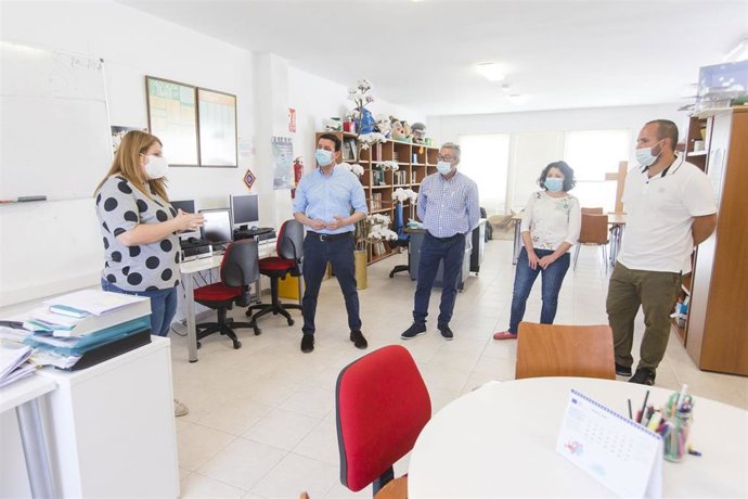 El presidente de la Diputación de Almería, Javier A. García, en el Guadalinfo de Íllar.