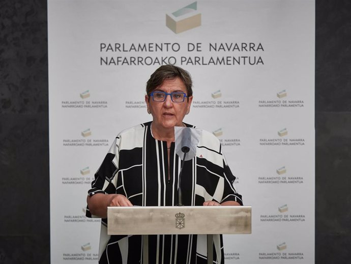 La parlamentaria de Izquierda-Ezkerra, Marisa de Simón, interviene en la rueda de prensa posterior al pleno en el Parlamento de Navarra