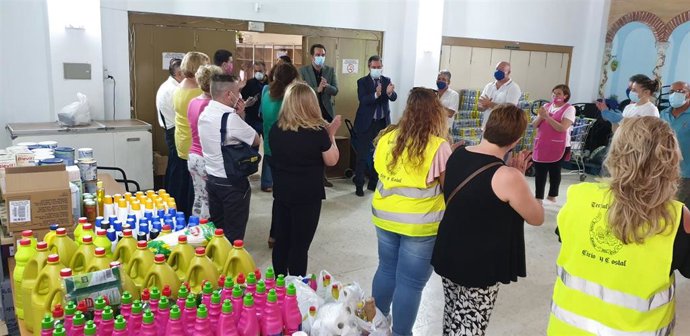 Entidades, comerciantes y particulares crean una 'Red de Ayuda' vecinal en Pino Montano ante la crisis del Covid-19.