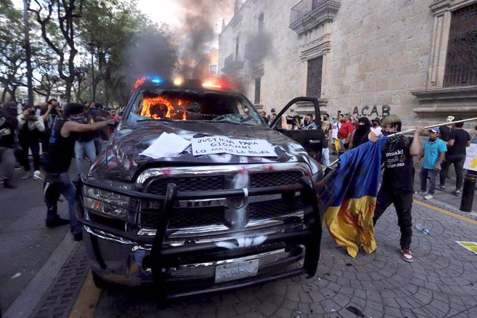 México.- Detenidos dos policías que agredieron a una manifestante en Ciudad de M
