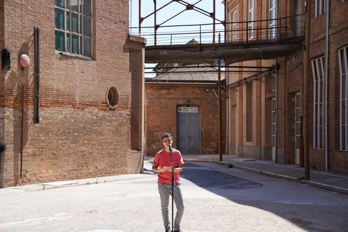 La regidor Lucía Martín davant les cases comprades en Sant Andreu