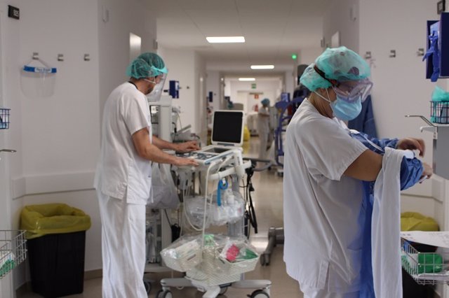 Sanitarios en el Hospital Josep Trueta de Girona