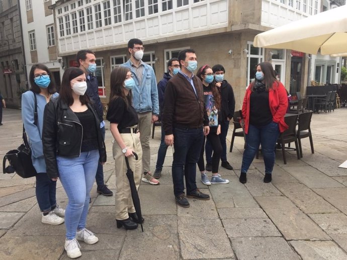 El candidato del PSdeG a la Xunta, Gonzalo Caballero, en un acto con jóvenes en Santiago
