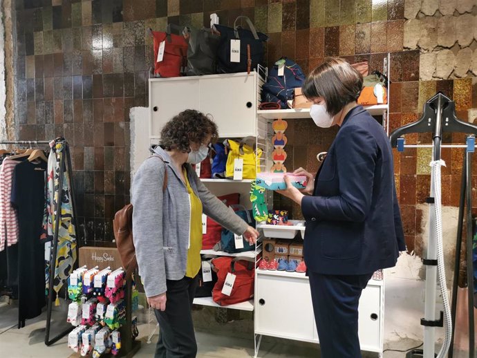 La portavoz nacional del BNG, Ana Pontón, y la coordinadora de campaña del Bloque, Goretti Sanmartín, visitan un comercio en el Ensanche de Santiago.