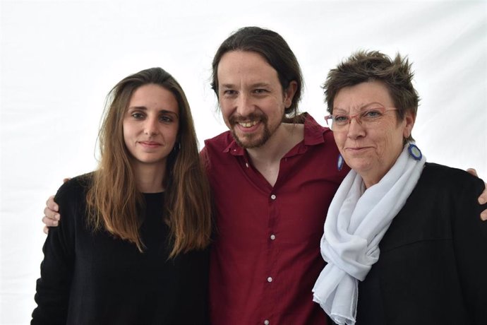 El secretario general de Podemos, Pablo Iglesias, junto a las diputadas de la formación en el Congreso por Baleares, Antonia Jover y Lucía Muñoz.