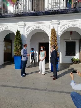 Israel Medina, Concejal De Cs En El Ayuntamiento De Cartaya; La Delegada Territorial De Turismo, María Ángeles Muriel, Y Alfredo Martín, Coordinador De Las Delegaciones, En Una Visita Reciente Al Ayuntamiento De Cartaya.