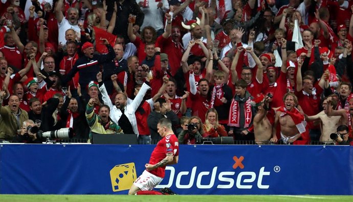 Pierre Hojbjerg celebra un gol de Dinamarca contra Irlanda en el estadio Parken