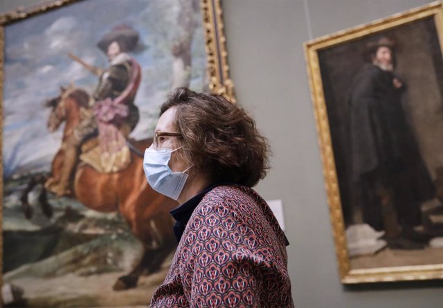 Una visitante en el Museo Nacional del Prado, el día en el que reabre sus puertas tras haber permanecido casi tres meses clausurado a causa de la pandemia por coronavirus, en Madrid (España) a 6 de junio de 2020.