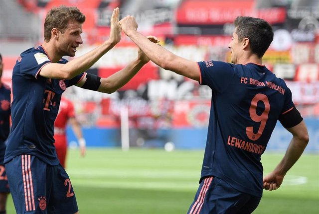 Muller y Lewandowski celebran un gol del Bayern en la goleada ante el Leverkusen