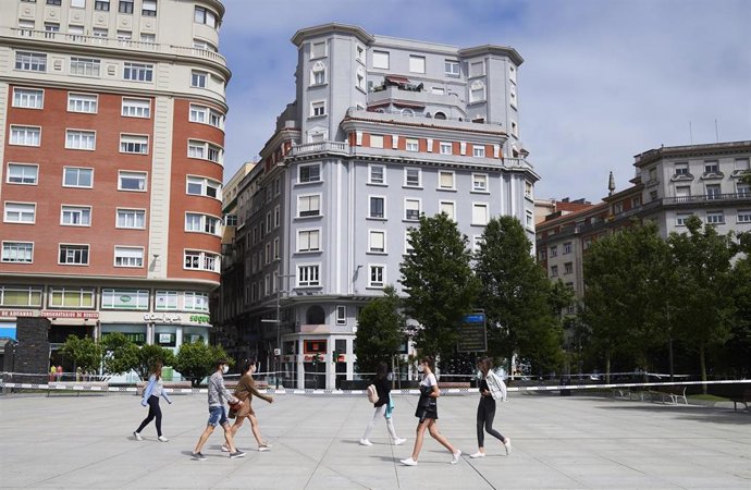 Fachada del edificio número 13 de la calle Isabel II de Santander desalojado 
