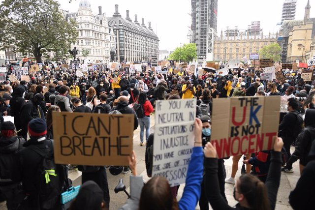 R.Unido.- Multitudinarias manifestaciones antirracistas en Reino Unido a la este