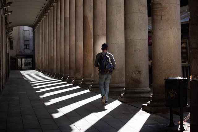 Un hombre camina por una calle de Barcelona.