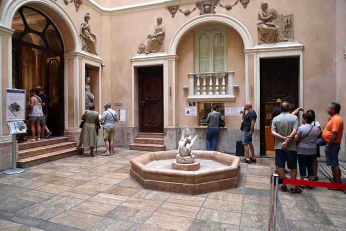 Visitantes en el Museo Nacional de Cerámica 