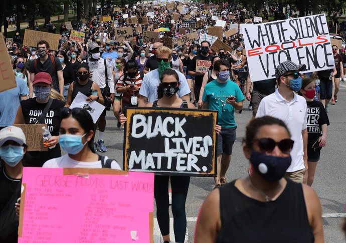 EEUU.- Multitudinarias marchas pacíficas para denunciar la violencia racista ins