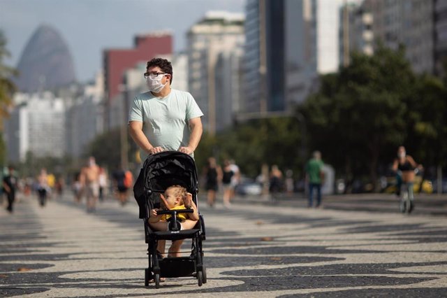 Imagen de un hombre paseando con mascarilla por el coronavirus en Río de Janeiro. 