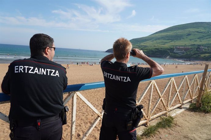 Dos ertzaintzas vigilan la playa de La Arena en Bizkaia