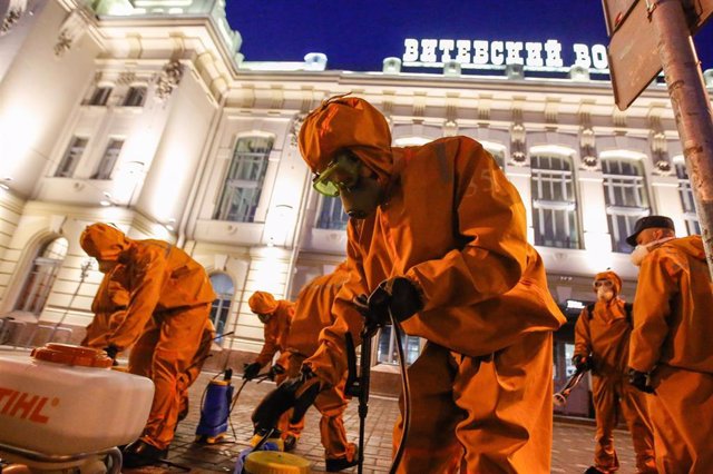 Trabajadores del Ministerio de Emergencias de Rusia haciendo labores de desinfección en una estación ferroviaria en San Petersburgo