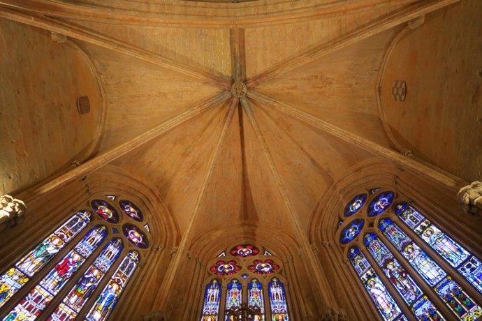 Imagen de la restauración de una de las bóvedas de la Catedral de Palencia llevada a cabo por Además Proyectos.