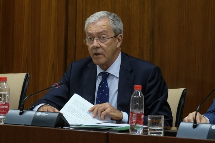El consejero de Economía, Conocimiento, Empresas y Universidad, Rogelio Velasco, comparece en comisión parlamentaria (Foto de archivo). 