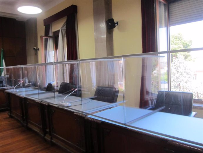 Mamparas colocadas en la sala de vistas de la Audiencia de Jaén