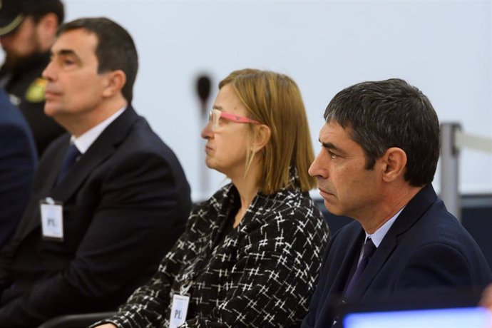 El exdirector de los Mossos dEsquadra Pere Soler (izq); la intendente Teresa Laplana (centro); y el mayor Josep Lluís Trapero (dech), durante la primera jornada del juicio en la Audiencia Nacional