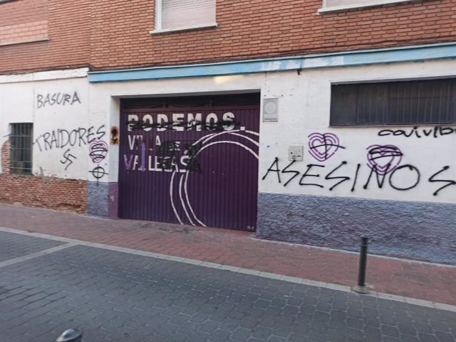 La sede de Podemos en Santa Eugenia también aparece vandalizada con esvásticas y palabras como "terroristas" y "traidores".