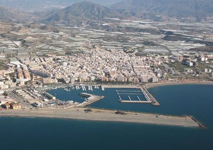 Imagen aérea del puerto de Adra (Almería)