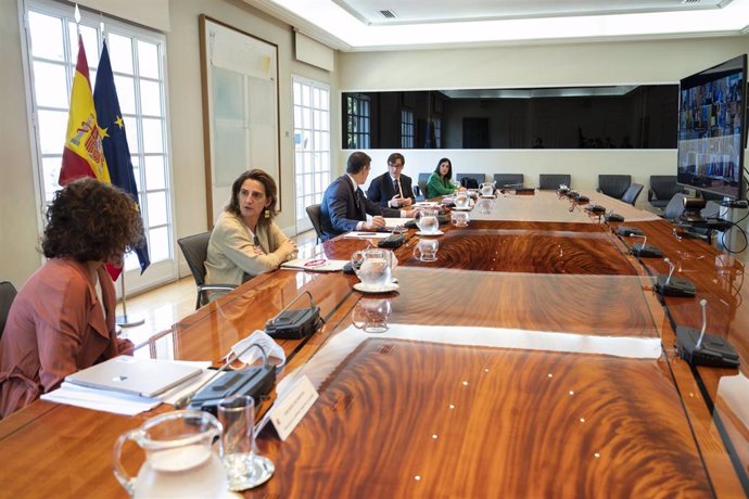 El presidente del Gobierno, Pedro Sánchez, se reúne por videoconferencia con los presidentes autonómicos, en Madrid (España) a 07 de julio de 2020. Junto a él están la ministra de Hacienda y portavoz del Gobierno, María Jesús Montero (d1); la ministra p