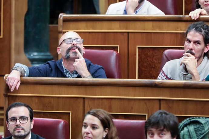 Los diputados de Unidas Podemos Txema Guijarro y Alberto Rodríguez sentados en sus escaños en un Pleno del Congreso