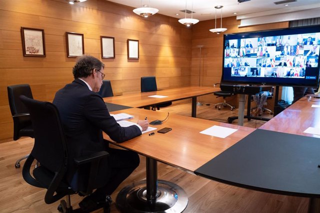 El presidente de la Xunta, Alberto Núñez Feijóo, en la videoconferencia de presidentes autonómicos con el jefe del Gobierno central, Pedro Sánchez.