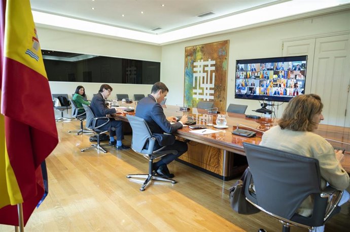 El presidente del Gobierno, Pedro Sánchez, durante su videoconferencia con los p