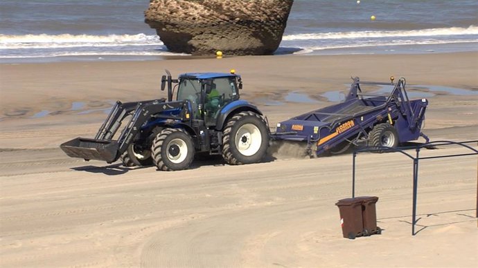 Una máquina trabaja en el cribado de la arena en el primer día de apertura al baño de la playa de Matalascañas (Huelva)
