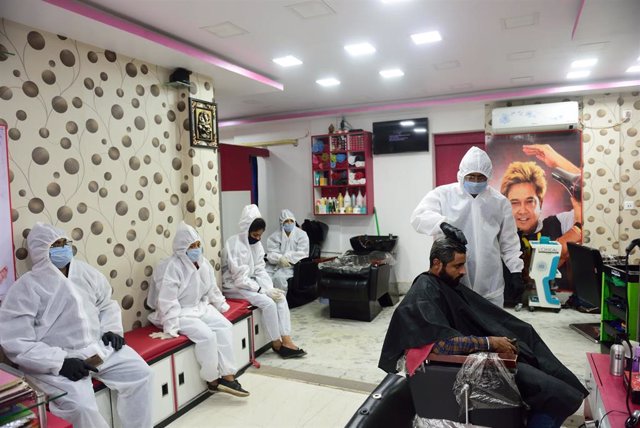 Coronavirus en una peluquería de Calcuta