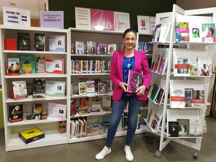 La directora del Instituto de la Mujer, Pilar Callado, en la biblioteca Luisa Sigea.