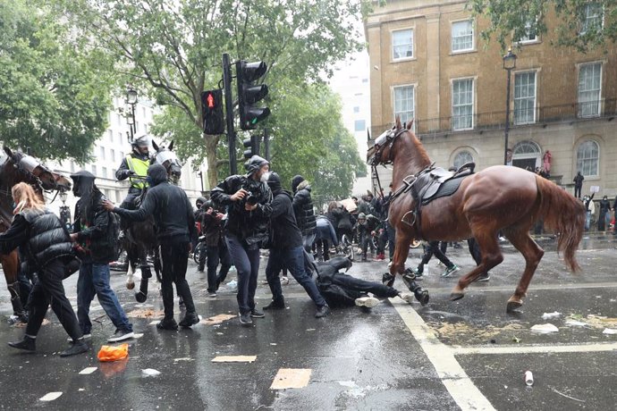 R.Unido.- Al menos 14 policías heridos durante las protestas contra el racismo e