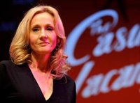 J.K. Rowling, acusada de "feminazi" por sus comentarios sobre las personas trans