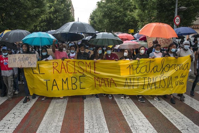 Concentración de la Comunidad Negra Africana y Afrodescendiente en España (CNAAE) contra el racismo tras la muerte de George Floyd, en Salt (Girona).