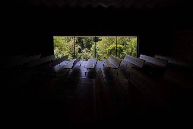 Asientos vacíos en el interior del Tanatorio de Girona. 