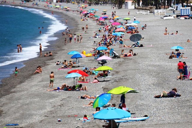 Ambiente en la playa de La Herradura, en el municipio granadino de Almuñécar.