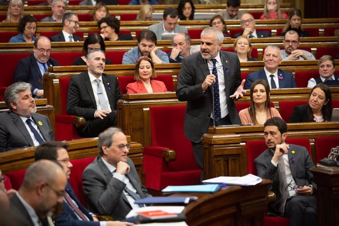 El presidente de Ciudadanos en el Parlament, Carlos Carrizosa interviene desde su escaño durante una sesión plenaria en el Parlament.