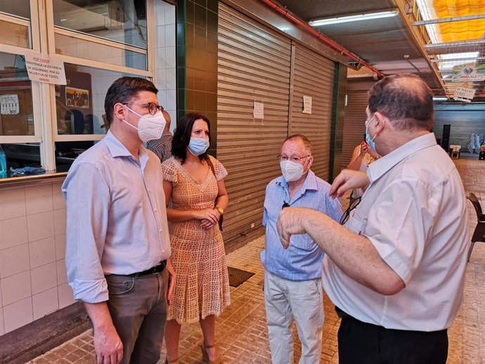 La concejal de Ciudadanos (Cs) en el Ayuntamiento de Sevilla, Amelia Velázquez, en el Mercado de la Candelaria.