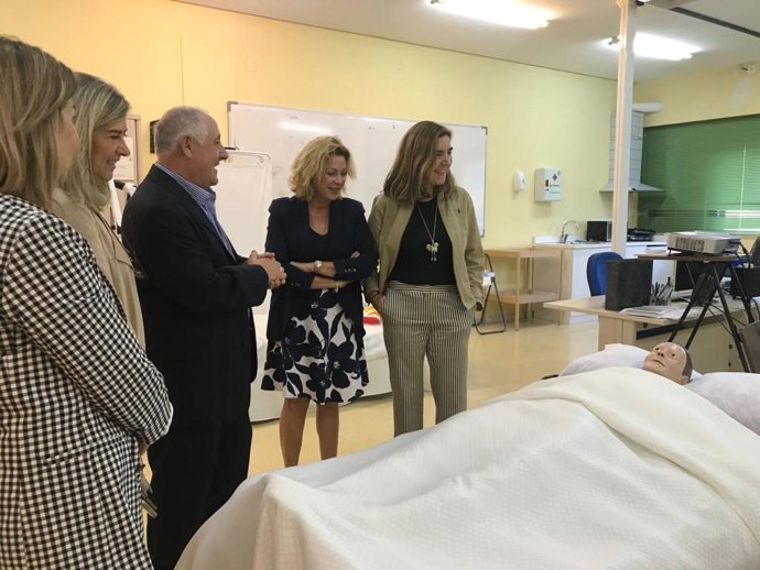 La consejera de Empleo, Rocío Blanco (d), visita el Centro de Formación para el Empleo Rafael Salinas de Málaga