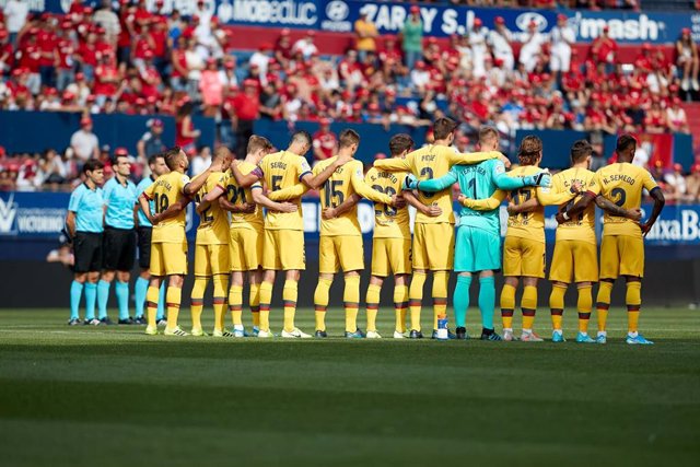 Jugadores del FC Barcelona durante un minuto de silencio