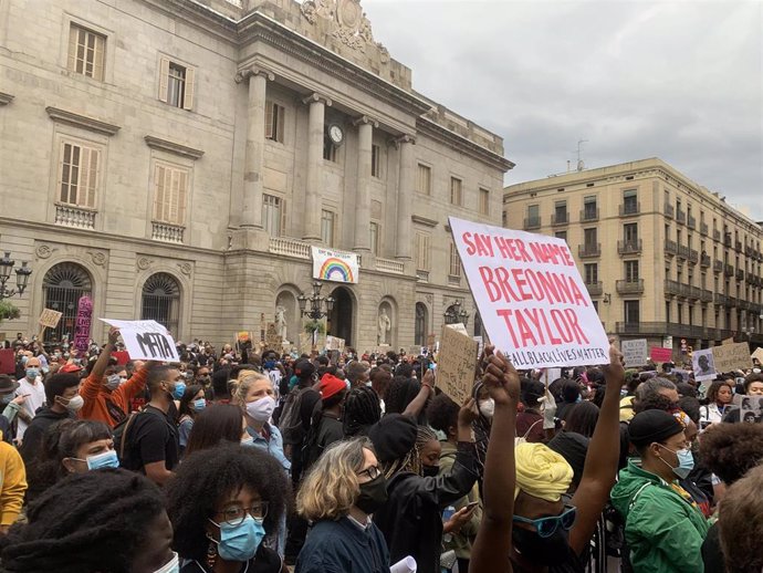 Concentración contra el racismo en la plaza Sant Jaume de Barcelona.