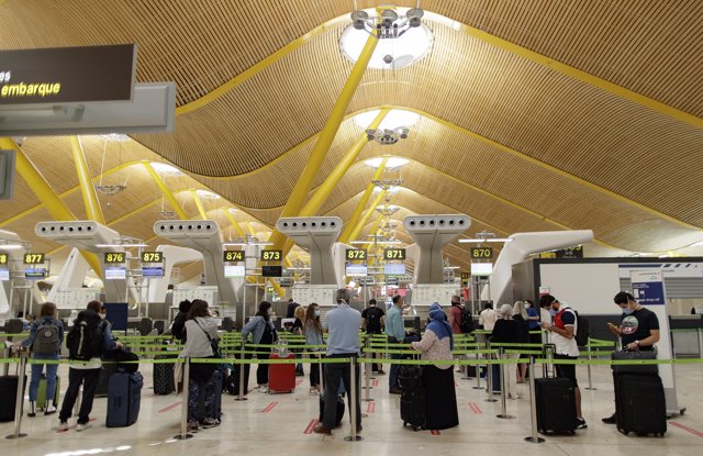 Pasajeros con sus maletas en las instalaciones de la Terminal T4 del Aeropuerto Adolfo Suárez Madrid-Barajas