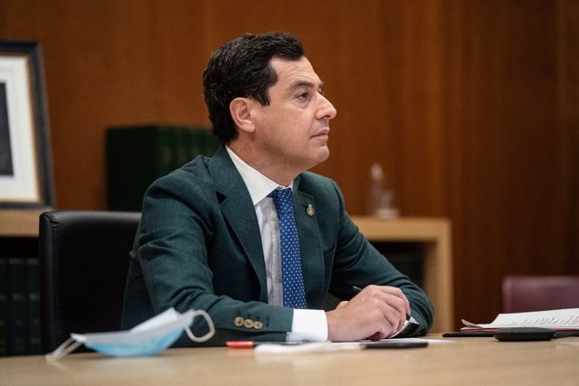 El presidente de la Junta de Andalucía, Juan Manuel Moreno Bonilla, asiste a la videoconferencia del presidente del Gobierno, Pedro Sánchez, con el resto de presidentes autonómicos, a 7 de junio de 2020.