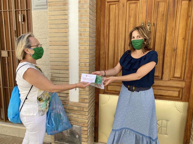 Último reparto de mascarillas entre los vecinos de Gines (Sevilla) a través de la campaña solidaria 'Máscaras de Luz'.
