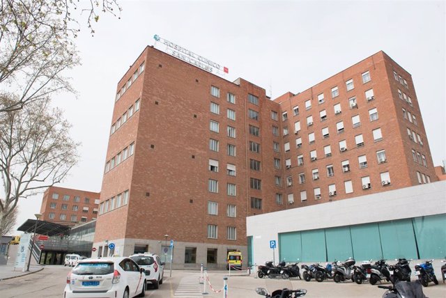 Fachada del Hospital Clínico San Carlos donde se lucha contra el coronavirus, en Madrid (España), a 18 de marzo de 2020.