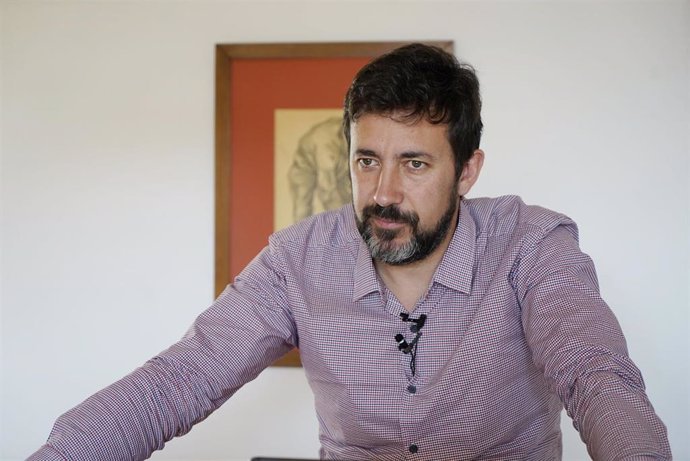 El portavoz de Galicia en Común-Anova Mareas, Antón Gómez-Reino, en rueda de prensa.